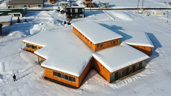 隈研吾的「向日葵幾何學」！北海道北龍町立 Yawara 幼兒園：皚皚白雪中盛放的向日葵花形建築