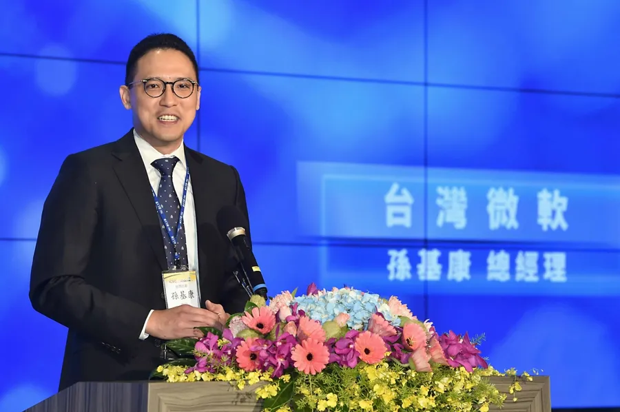 微軟攜手淡江打造全台首座「全雲端校園」！每年培育6千名AI人才，還有哪些智能計畫？
