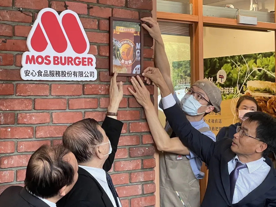 不怕吃到美豬！摩斯漢堡搶頭香上線「台灣豬標章」，認證背後的意義是什麼？
