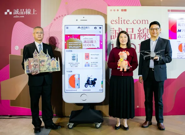 誠品董事長吳旻潔 (右2)、誠品總經理李介修(左1)、誠品電子商務處副總經理張鈿浤(右1) 出席「誠