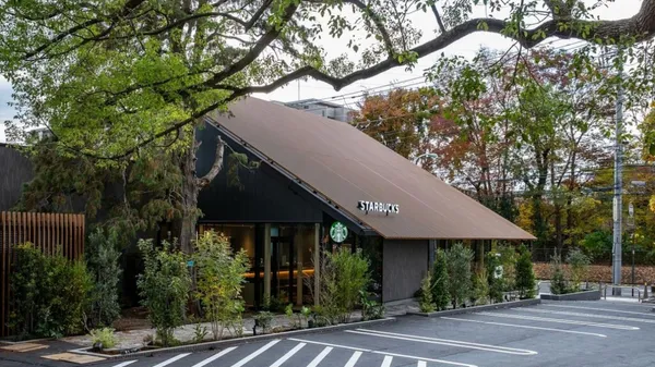 倚樹齡 300 年樟木而造！星巴克西東京新町店新開張：三角屋頂、木造店鋪，演繹喫茶店懷舊記憶