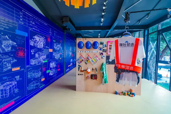 嘻哈廠牌《顏社》策展，饒舌歌手變工人！工家美術館「顏社營造」展場亮點，洪彰聯打造復古招牌燈箱