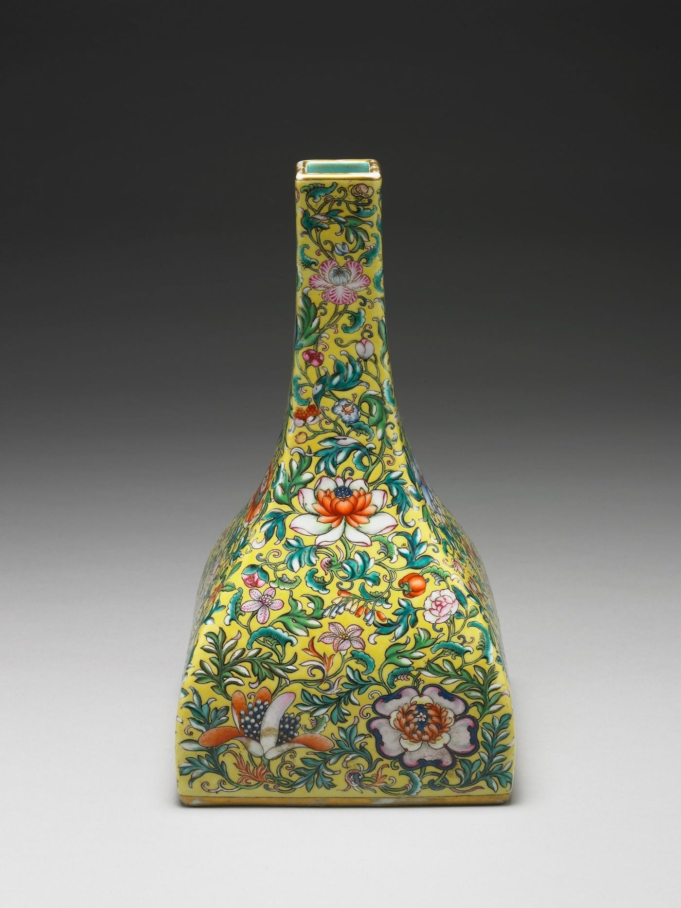 故宮「風格故事—乾隆年製琺瑯彩瓷」開展：山水之外，躍上彩瓷的金魚