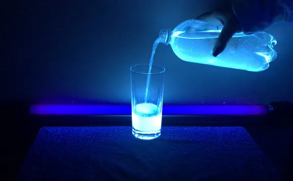 紫外光 Bottle_of_UV_Illuminated_Tonic_Water_(Pouring)