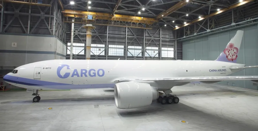 華航首架777F貨機亮相，機身的「Cargo」藏玄機！靠什麼在疫苗運輸上搶先卡位？