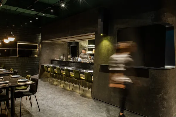聖誕聚餐來這！瑪黑餐酒台味調酒「楊桃冰、蜜芋頭」搭歐陸菜，重黑系隱蔽空間藏細節