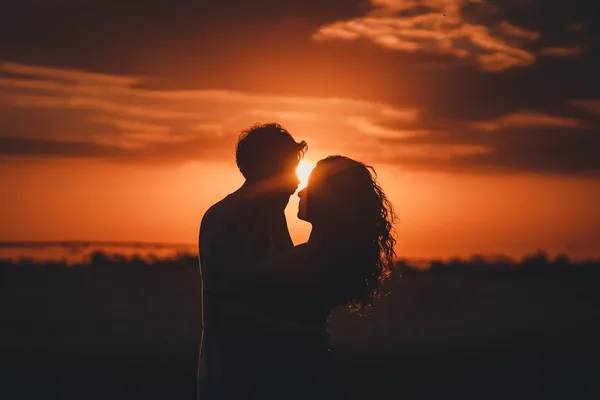backlit-couple-dawn-1759823