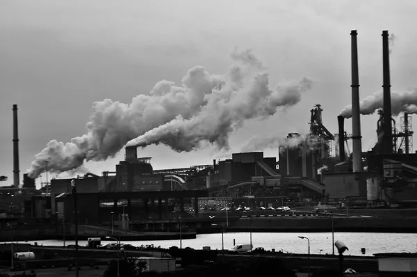 air-pollution-black-and-white-clouds-682078