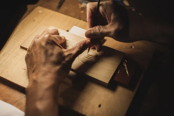 陳彫刻處 陳文才師傅工作照-1.jpg