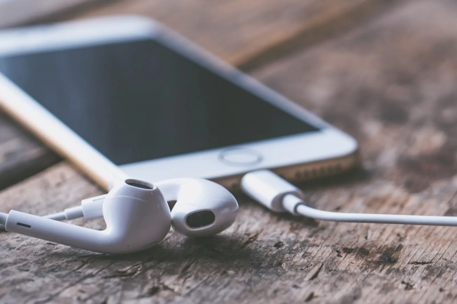 蘋果認輸！組裝 iPhone，富士康工人比機器好多了