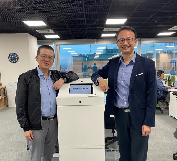 可確保院內用藥安全的智慧送藥車。圖右為慧誠智醫總經理余金樹及能率亞洲總經理游智元（左）。