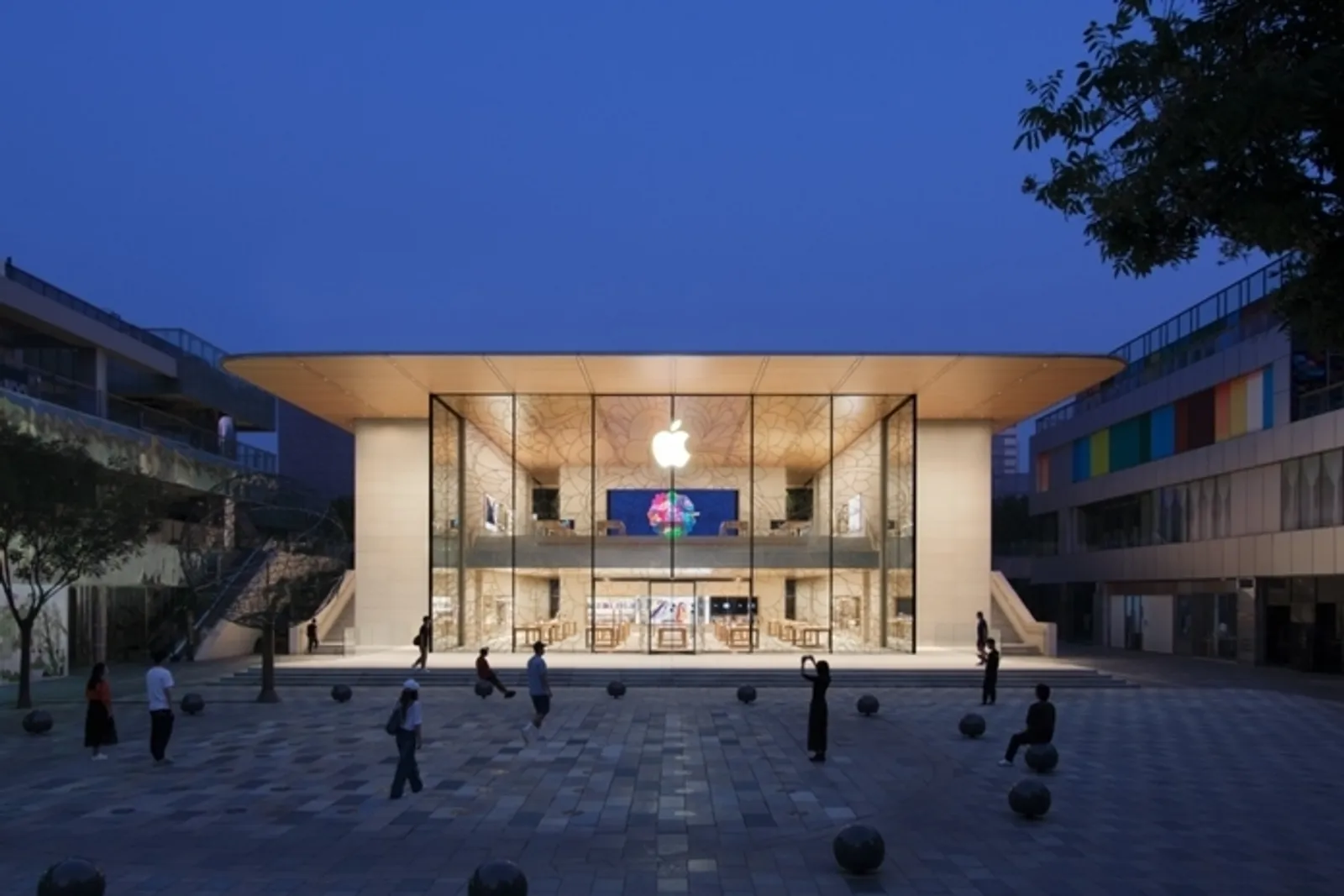 中國第一家 Apple Store 關閉，並在 50 米之外重獲新生！