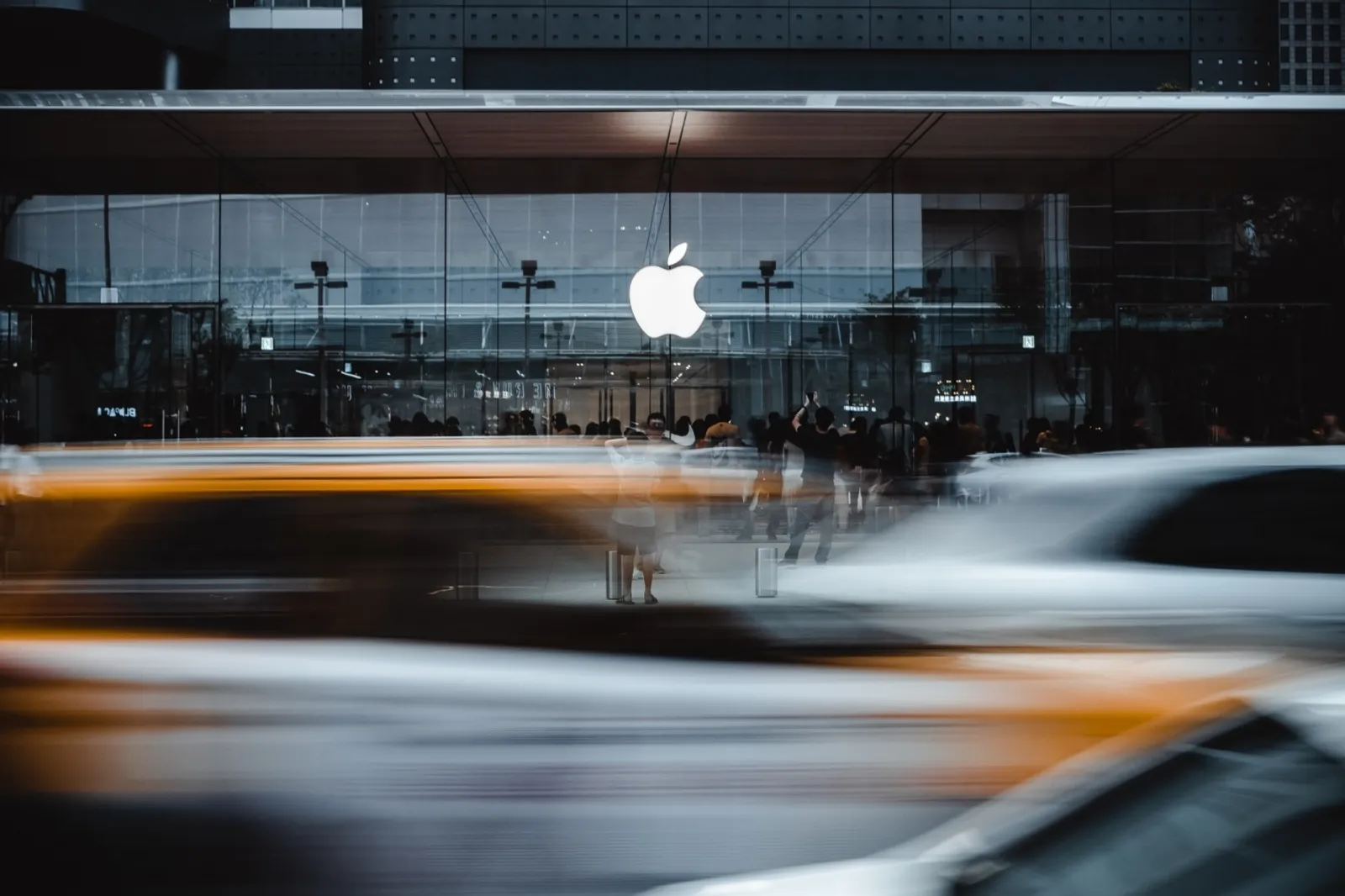 睽違4年，蘋果再登智慧手機市佔王！iPhone 銷售真的有「超級週期」嗎？