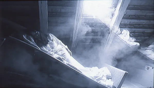 東京國立近代美術館 睡眠_塩田千春.jpg
