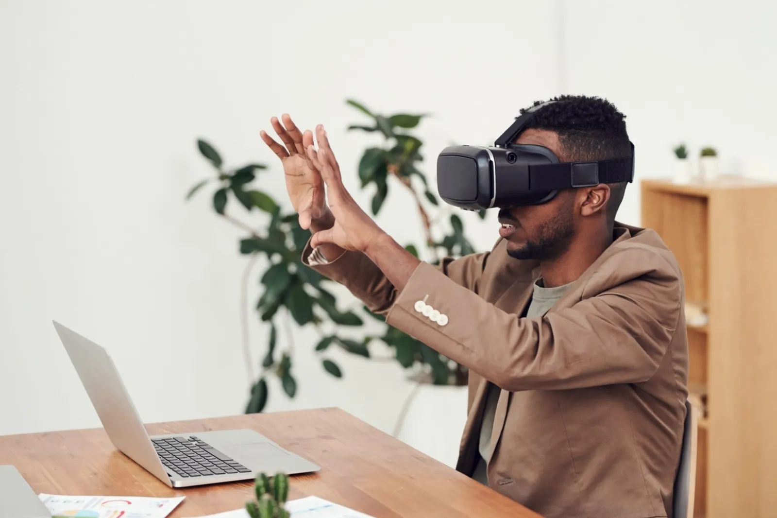 在 VR 中跨過管理困境與決策的心理門檻！從 PwC 的案例看 VR 培訓的新機遇