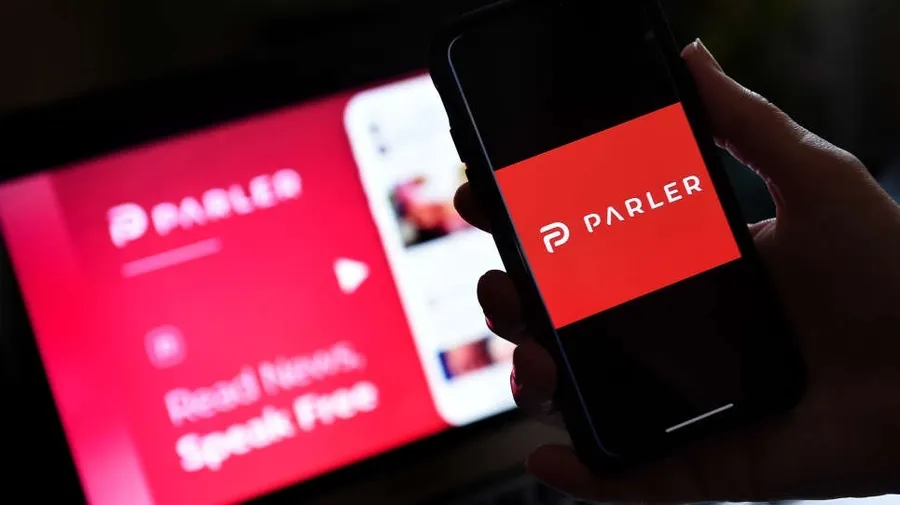 被IG、推特刪文停權，美國饒舌歌手直接買下Parler！社群平台言論自由怎管？