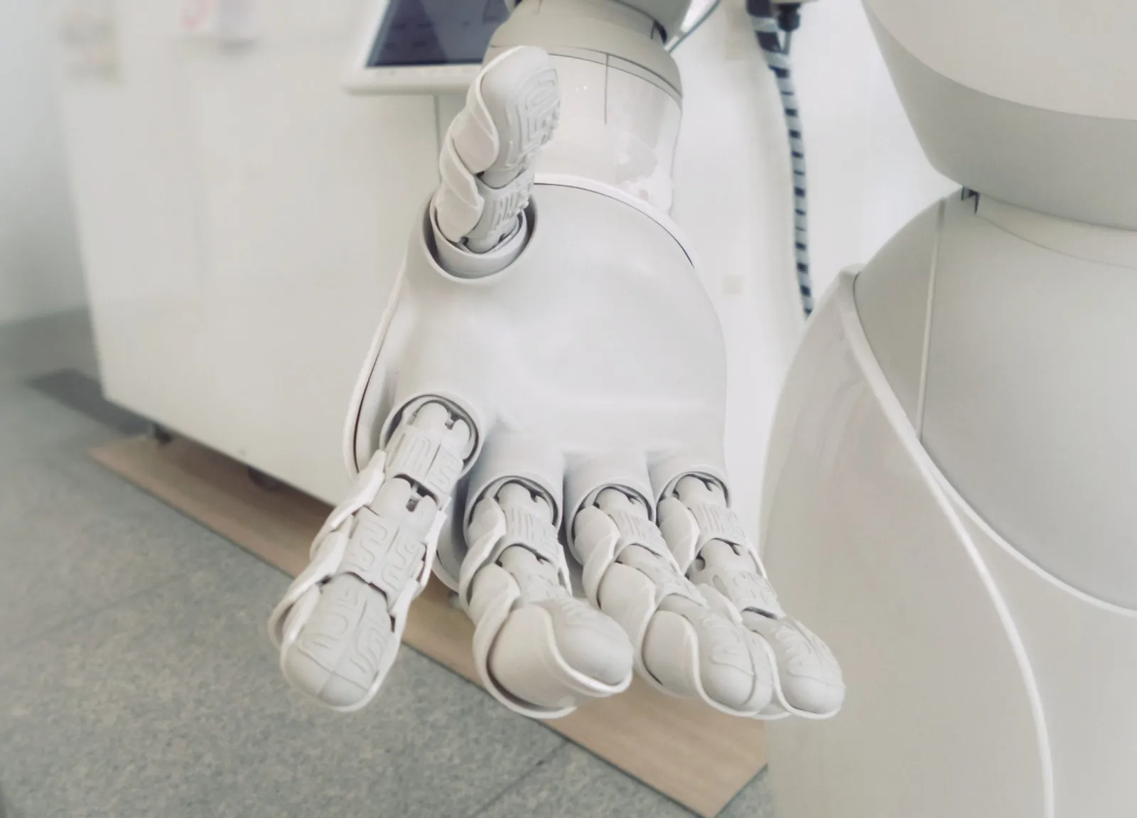 主管們別鬆懈了！研究顯示，AI 將率先取代管理者
