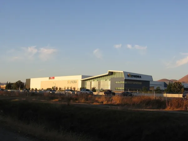 1440px-Solyndra_building_2358