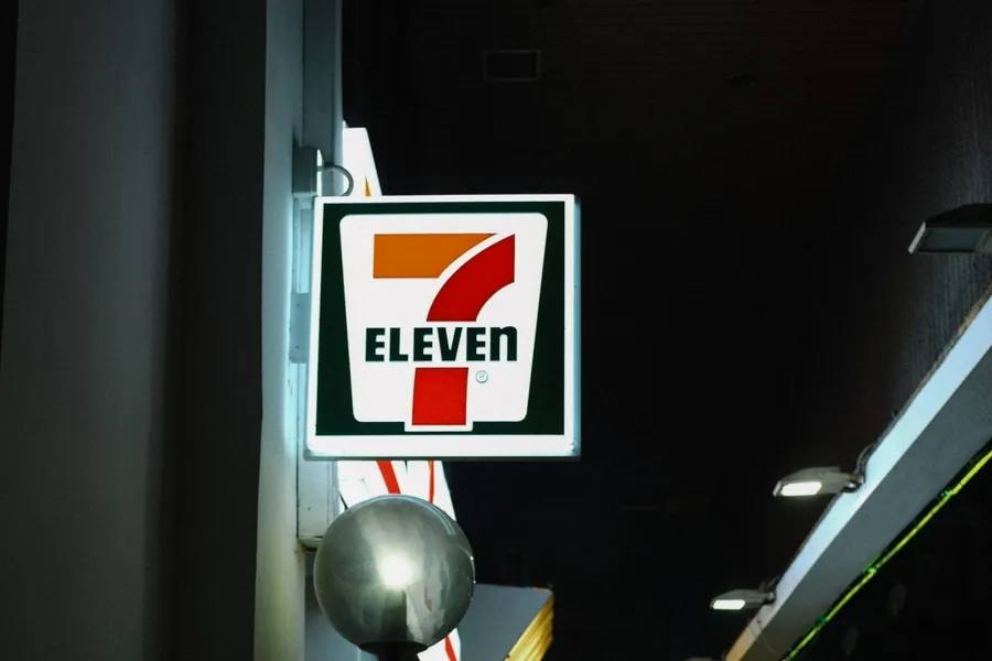 時間一到 7-11 秒變夜店風！實體店花式吸客，能有效突圍？
