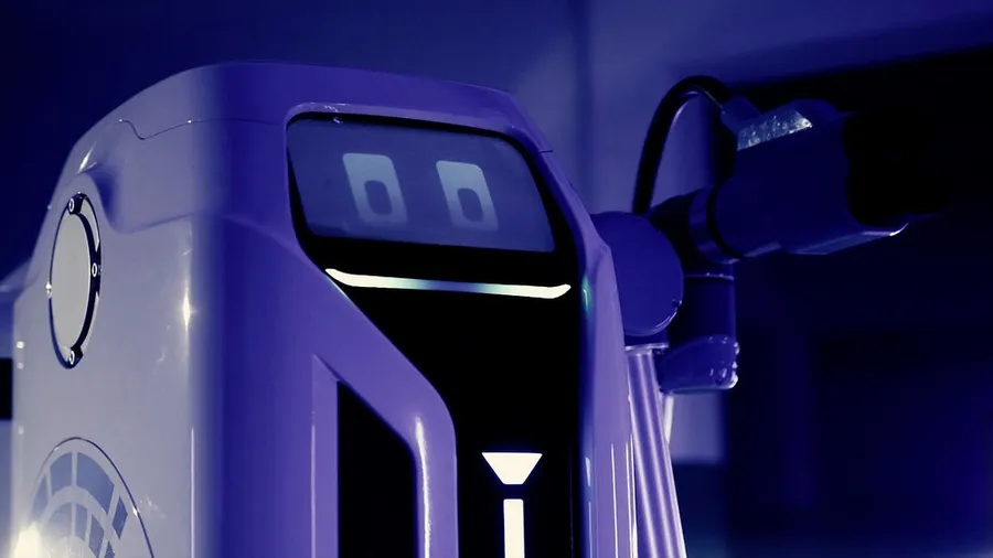 R2D2 現身地球？原來是福斯電動車專用充電機器人
