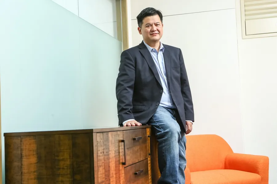 萬家香三代不接班，栽進再生能源從零開始！他如何一手牽起與蘋果的綠電合作案？