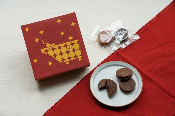 誠品生活武昌店｜品好乳酪│牛轉品味春節禮盒(夾心餅乾+指定口味泡芙)｜特價600元｜原價680元。.