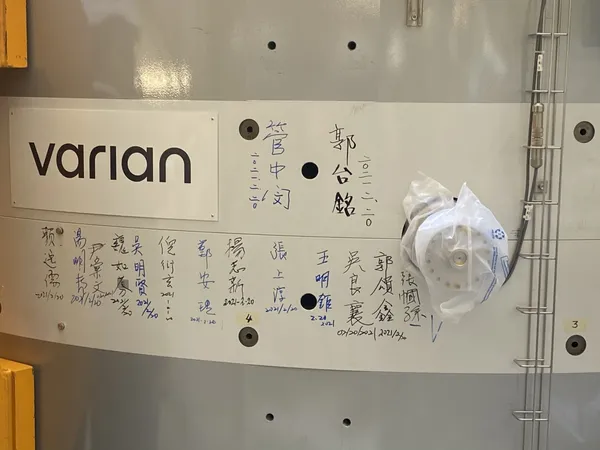 郭台銘捐贈臺大癌醫質子治療系統