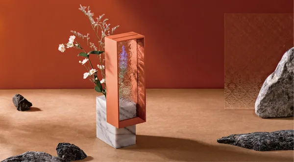 大理石剩料新生為氣質花器！3+2 Design 結合木框、壓花玻璃，在桌上開一扇窗景