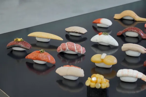 用石頭捏成的壽司！日本藝術生的雕刻作品，北寄貝、海膽握壽司等美味讓人好想來一貫