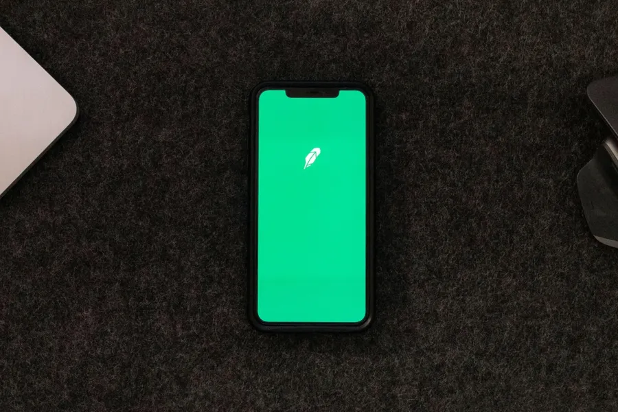 散戶最愛證券平台 Robinhood 商業模式惹爭議，監管單位多次出手
