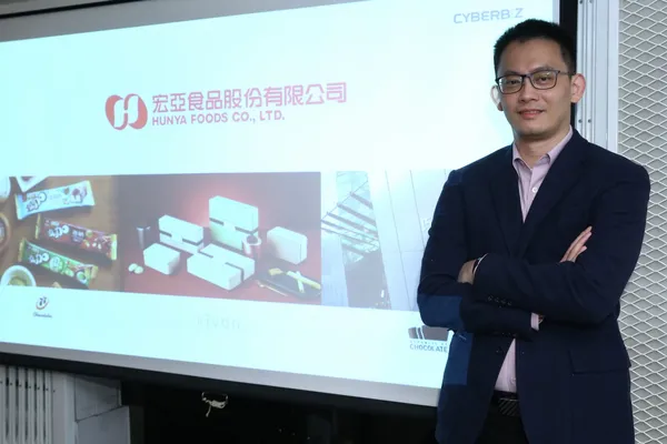 【新聞照片2】宏亞食品數位營運部經理王眾平分享宏亞食品由電商出發，朝F2C（Factory to C