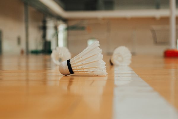  漲得比黃金還狠！當羽球變成「富人運動」，YONEX 憑什麼逆勢賣破 1636 億日圓？