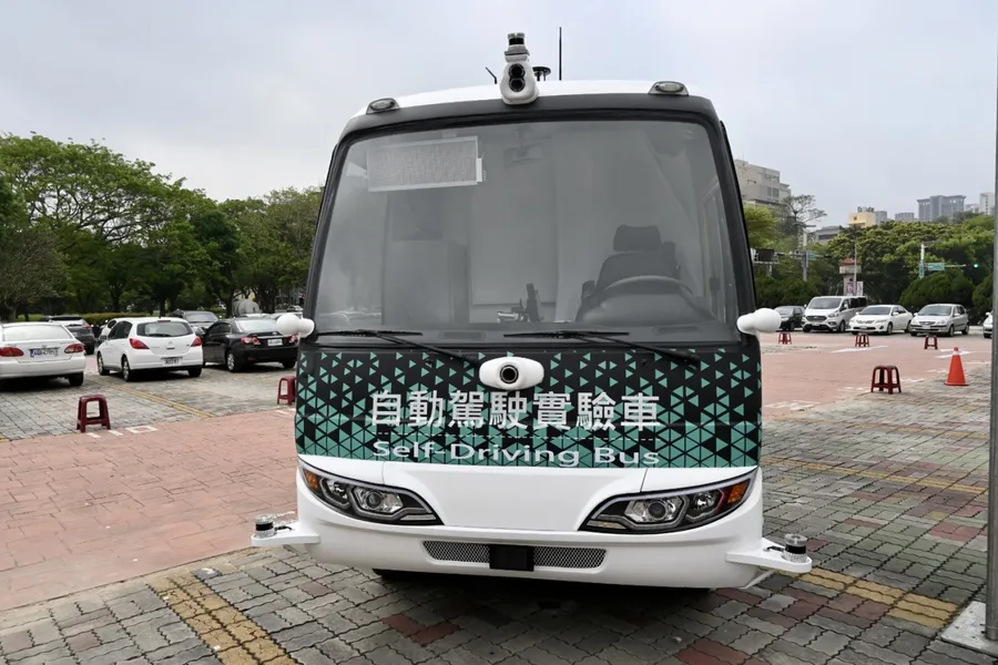 走出高鐵就能搭無人巴士！白天也能開、跟汽機車共用道路，它是怎麼做到的？