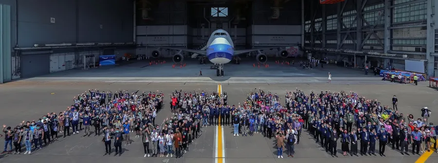 又是疫情下的眼淚，華航告別「空中女王」747客機！總座率先打AZ疫苗