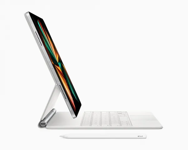 apple_ipad-pro-spring21_magic-keyboard-side-white_