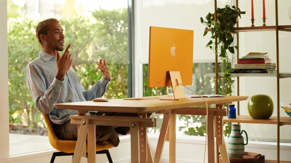 apple_new-imac-spring21_lifestyle01_04202021.jpg