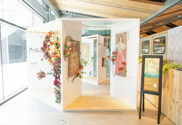 「永恆慕夏 - 行動花藝美術館」結合捷克藝術家慕夏名作及唯美花藝，即日起至5月31日於誠品生活松菸店