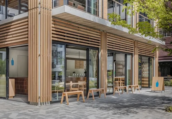 首間公園內的藍瓶咖啡！Blue Bottle 東京澀谷店開幕：2 層樓俯瞰綠地風景，棕色磁磚呼應公園氛圍