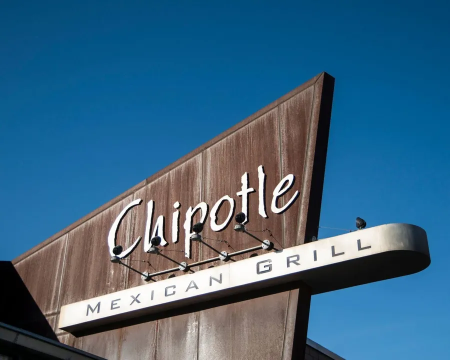 從「參與準備食物過程」翻轉速食文化！Chipotle如何把簡單的墨西哥捲餅變成價值 395 億美元的美食王國