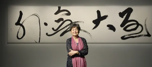 2021讀衣-藝術家董陽孜與原作「至大無外」(攝影 汪德範).jpg