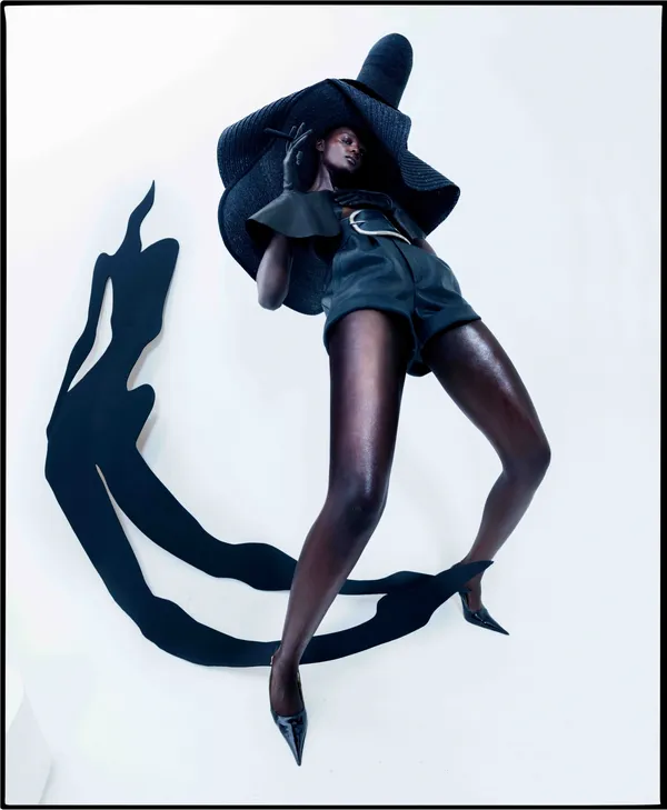 蒂姆．沃克「筆墨」系列作品；達琪．索特與奧伯利的影子；時裝：Saint Laurent；倫敦2017