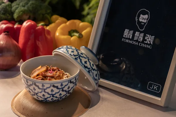 Just Kitchen 將與鬍鬚張魯肉飯推出在香港獨家販售的新菜色：麻瘦魯肉飯，以台灣國民小吃攻陷