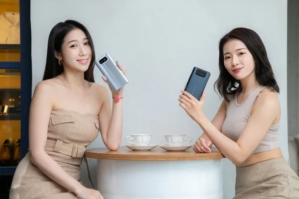 Zenfone 8 Flip配搭6.67吋滿版AMOLED，新增螢幕下指紋辨識功能，解鎖快速便利。 