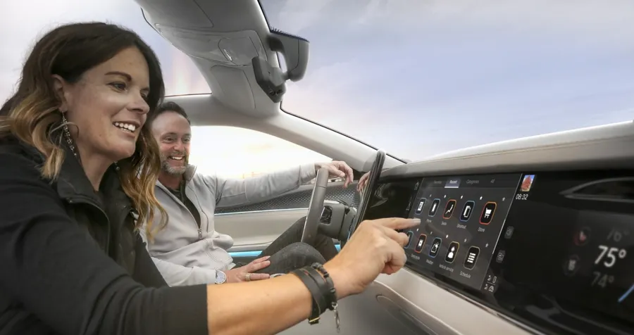鴻海與第4大車廠Stellantis合資Mobile Drive，新舊車廠通吃之後，下一步策略是？