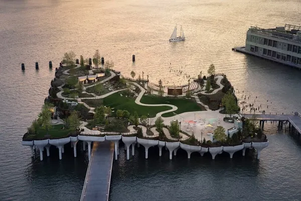 紐約漂浮島公園 Little Island！英國鬼才設計師 Heatherwick 操刀，132 根「蘑菇」造型混凝土樁打造