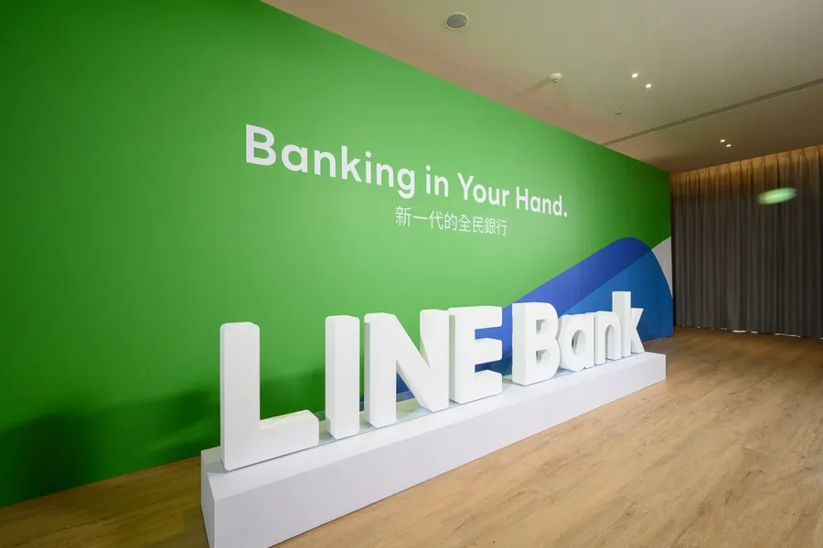 LINE Bank開業兩月、開戶數超車對手2.6倍，樂天能靠紓困服務急起直追嗎？