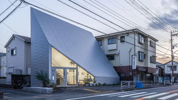 是屋頂也是外牆！「8.5 House」以巧妙牆面設計，翻玩寬窄高低空間感受