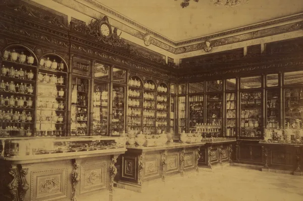 Apple_Via-Del-Corso-opens-in-Rome-archive-photo_05