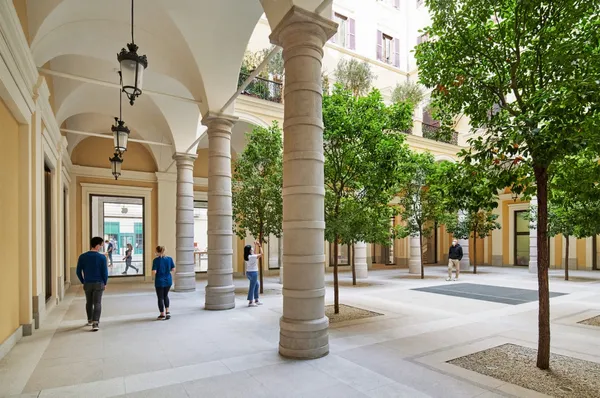 Apple_Via-Del-Corso-opens-in-Rome-exterior-team-me
