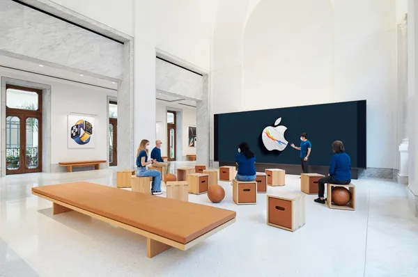 Apple_Via-Del-Corso-opens-in-Rome-interior-screen-